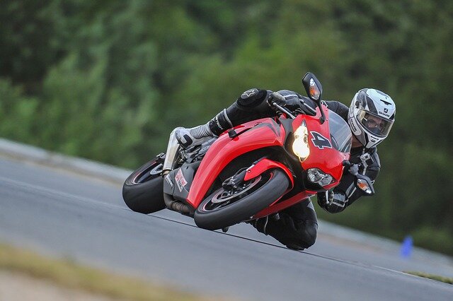 motorcycle-4336847_640