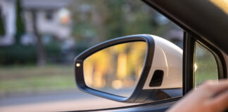 BMW rammt Spiegel und verschwindet
