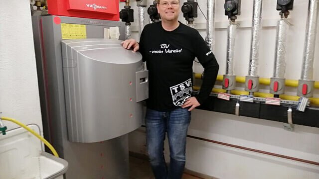 Jens Fröhlich an der Heizanlage.
Foto: Clarissa Yigit